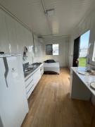Moderno Studio Container com jardim e próx à praia