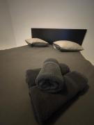 Modern 1BR and Sofa Bed Near Airport