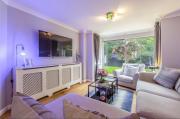 Surrey Home Ideal for FamiliesGroups sleeps8