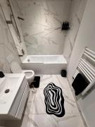 2 Bed Flat - Sleeps 4 - Parking - Wifi