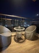 cozy noida studio, super comfy!!