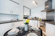 Zone 1 , 2 Bed Apt , Tube Station 2 Mins Walk , Ideal For Leisure , Families , Contractors Stays , Weekly Offers , Sleeps 4