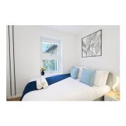 Spacious 2 Bedroom Sleeps 4 with WiFi & Garden