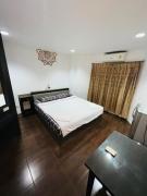 No 5, charming room with huge bed