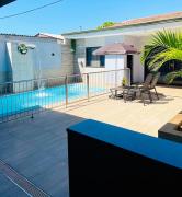 Casa com grade na piscina,ideal para familia com crianças