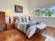 Kirribilli Gem - Retro Chic Spacious 2BR with Secure Garage