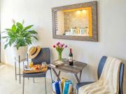 One Bedroom Apartment with Memory Foam King Bed and Fast WiFi Near the Beach 1A