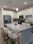 Luxury Resort Living, Pool, BBQ, Fitness Center, 1st Floor, Minutes 2 May Clinic