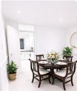 One Bedroom Contractor Flat Sleeps 10 with Multiple Parking Deptford Wharf Near Surrey Quays and Canada Water Station