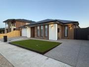 Brand New 5 Bedroom Retreat 3 bathrooms Manor Lakes