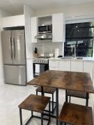 Transit-Friendly Flamingo Park Hideaway