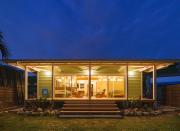 庭 と 宿 サトウキビ畑のそよ風吹く家