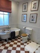 Beautiful Victorian house within few stops of London