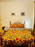 Charming room with private bathroom in city centre