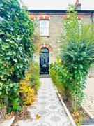 Pet friendly Cambridge townhouse with free parking