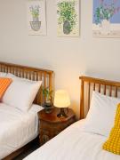 동대입구역5분, 공항버스4분 숙소 - 동대문,명동,종로,이태원10분 최고의 접근성