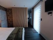 A lombre de la chapelle