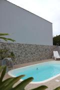 Casa de 2 dormitórios com piscina e quintal