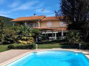 Maison en rez de jardin avec piscine