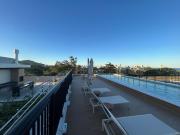 CORA Residence prédio a passos da praia, com piscina no terraço