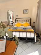 Cozy Garden Cottage for Two