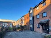 Heathrow to Windsor 2 Bedroom Apartment with Free Parking & WiFi by M4J6 to London and Reading