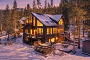Ullr Haus: Luxurious Mountain Home w Hot Tub Views