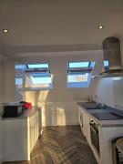 Cosy Skylight Wimbledon chase Flat