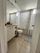 Cerca de la playa y restaurantes