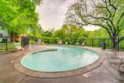 1 Bedroom apt w Swimming Pool Wifi Parking In Dallas TX