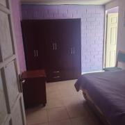 Pieza con baño privado y cama doble