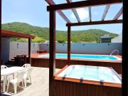 Casa nova com banheira, piscina e jacuzzi