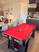 3 double beds, 2BR free parking and Wi-Fi