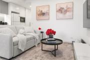 Marble Bloom One Bedroom Apartment near Sydney CBD with Parking