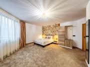 Къща за гости "Mirror Lake"