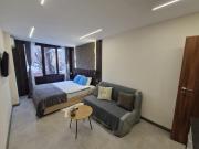 Malavi F4 top center studio Ruse