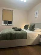 Sunny Green Apartment - Modern & Quiet