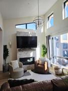 4th Street Alpine Loft - New - Central Ski Hub - King Bed, Garage Parking, Hot Tub, Great Location