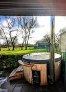 Luxury 2 Bed Cottage with Log Fire Hot Tub & Sauna