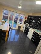 4-Bedroom House with En-Suite, 2 additional bathrooms, Free Parking