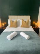 Modern Classic 2 bed apartment with Sofa Bed Sleeps 5 FREE PARKING by Graves Park Peak District
