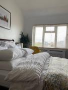 A King size Double Bedroom In In Lewisham