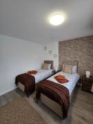 Cosy 4 bed town house with free parking