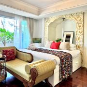 Low-Rise House for Groups Near BTS & EmDistrict For Spacious Cozy Stay