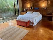 Refugio en el bosque con vista a la bahía