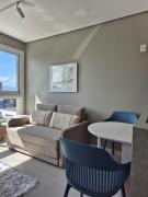 Apartamento com 1 suíte, sofá cama na sala e lavabo