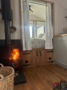 Shepherds hut, Eco, Log burner Hot tub NY moors