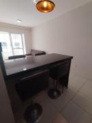 Um quarto, com ar, vaga coberta, piscina no condomínio