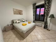 SkyJoy - 3rd floor, two bedrooms apt, strong WiFi, 8 minutes to Central Station, Porta Nuova, Isola, Milan