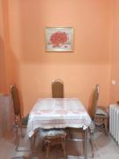 Апартаменти в будинку біля басейну